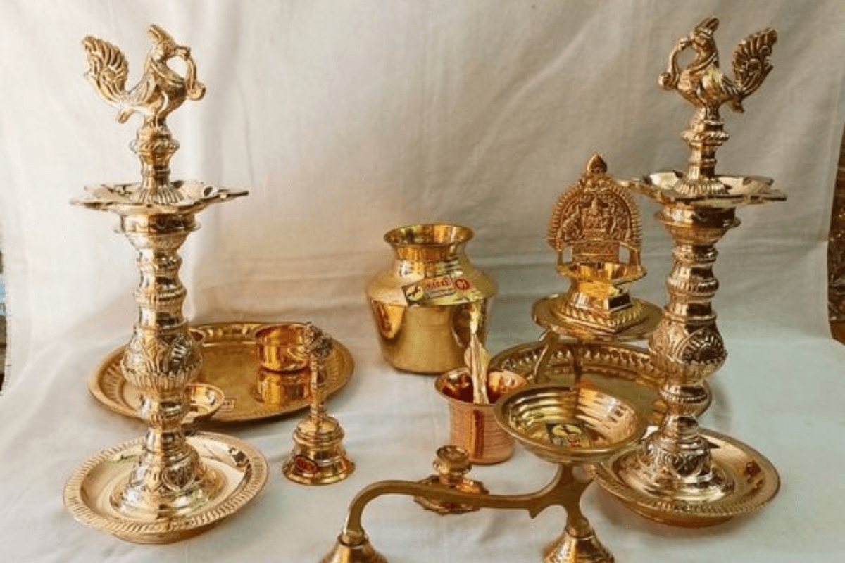 Shining Utensils for Worship: टमाटर और नमक से चमकाएं पूजा घर के बर्तन