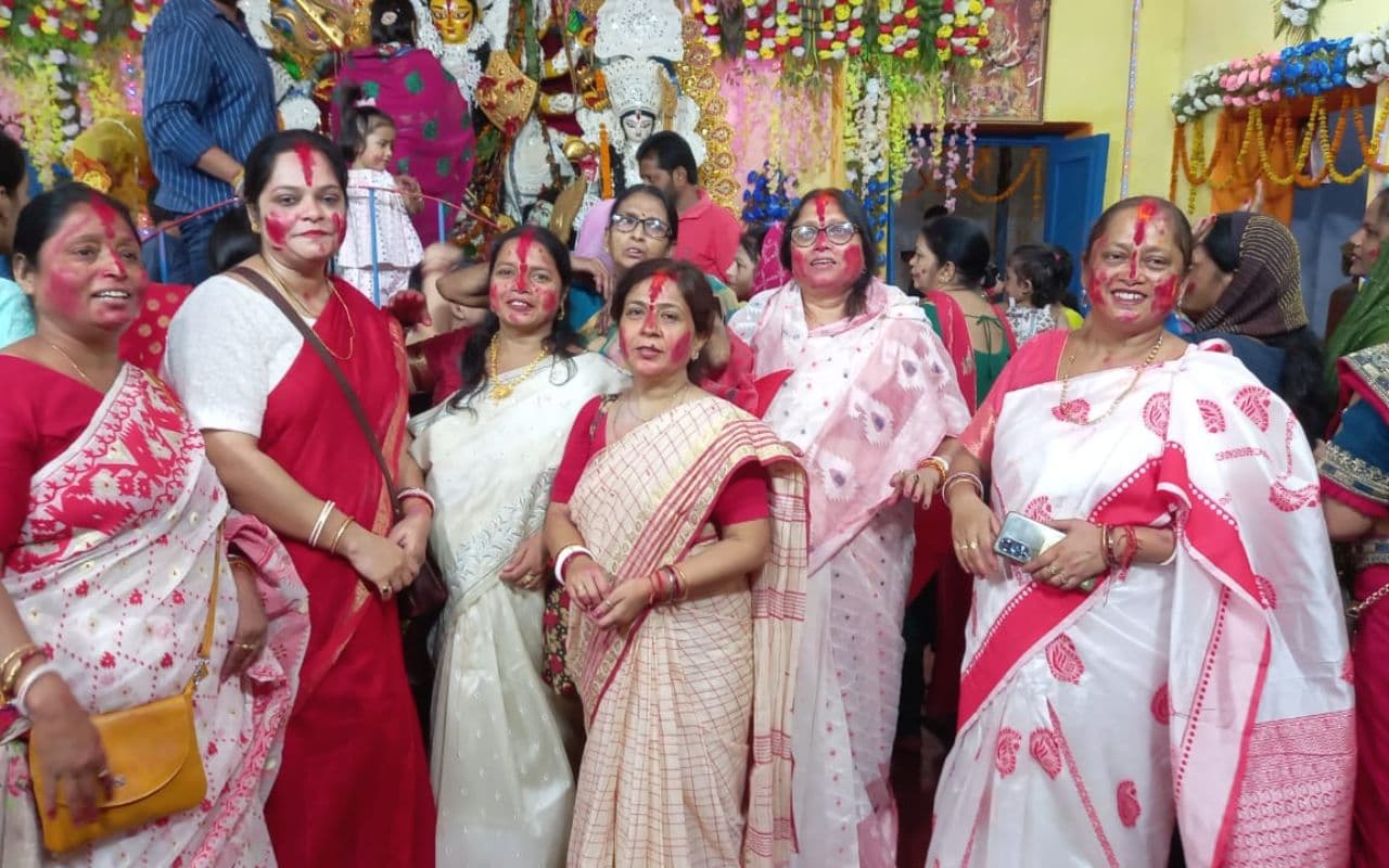 बंगाली प्रथा से माँ दुर्गा का किया गया विदाई, बंगाली समाज की महिलाओं ने माँ को सिंदूर किया दान