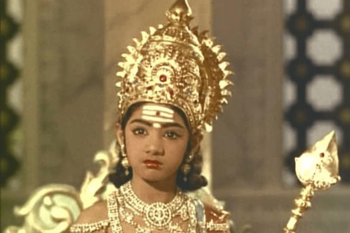 Bollywood Stories: बॉलीवुड सुपरस्टार जिन्होंने सिर्फ 15 साल की उमर में किया था 55 साल के हीरो संग रोमांस, 300 फिल्मों में आ चुकी है नजर