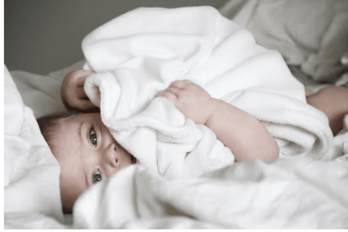 Baby Sleep Tips: नवजात शिशु की नींद के लिए सही तकिया और सुलाने के बेहतरीन तरीके