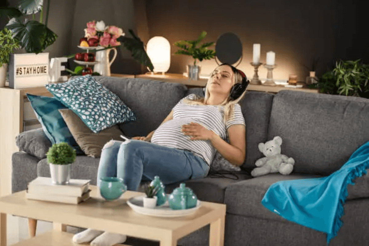 Pregnancy: गर्भ में बच्चे के विकास के लिए संगीत सुनने के फायदे