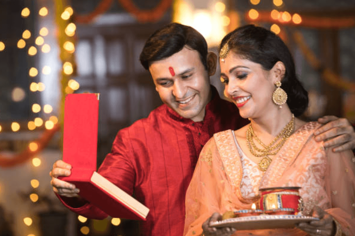 Karva Chauth: पत्नी के पहले करवा चौथ पर दें ये तोहफे जो आपका प्यार और बढ़ाएंगे