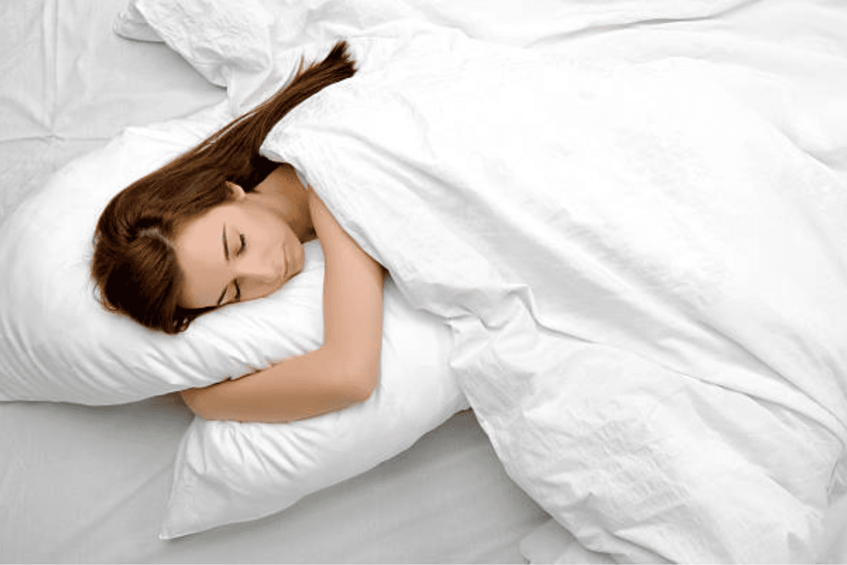 Positive Energy: धन वैभव के लिए कौन सी चीजें रखें सिरहाने