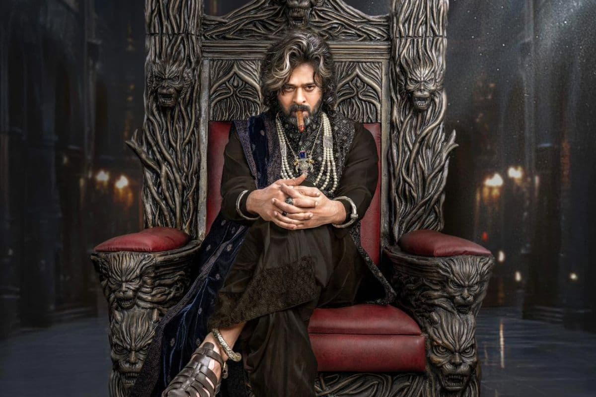 The Raja Saab: कल्कि के बाद 'द राजा साहब' से गदर मचाएंगे प्रभास, मोशन पोस्टर के साथ न्यू लुक ने उड़ाए फैंस के होश