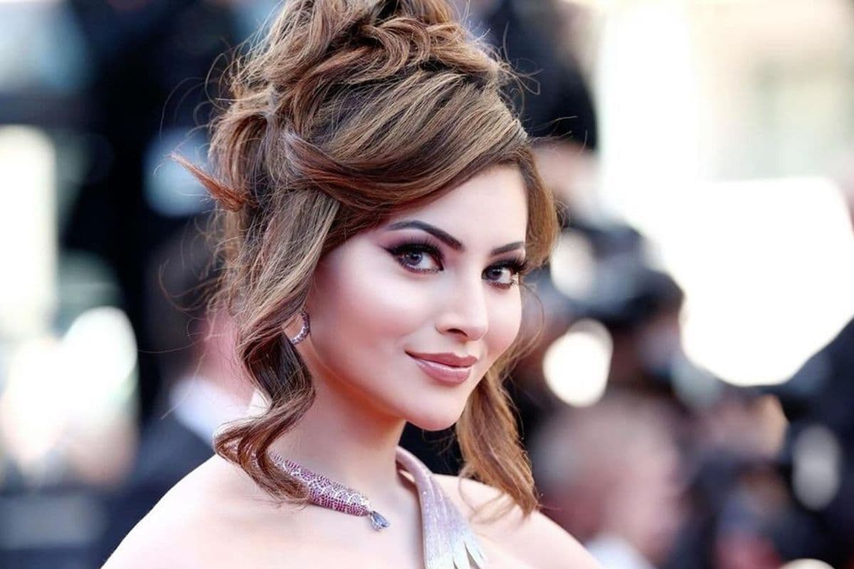 Urvashi Rautela: 38 साल बड़े एक्टर संग रोमांस कर उर्वशी रौतेला ने तोड़ा इंडस्ट्री का ये रिकॉर्ड, कहा 'उनके बेटों से भी छोटी…'
