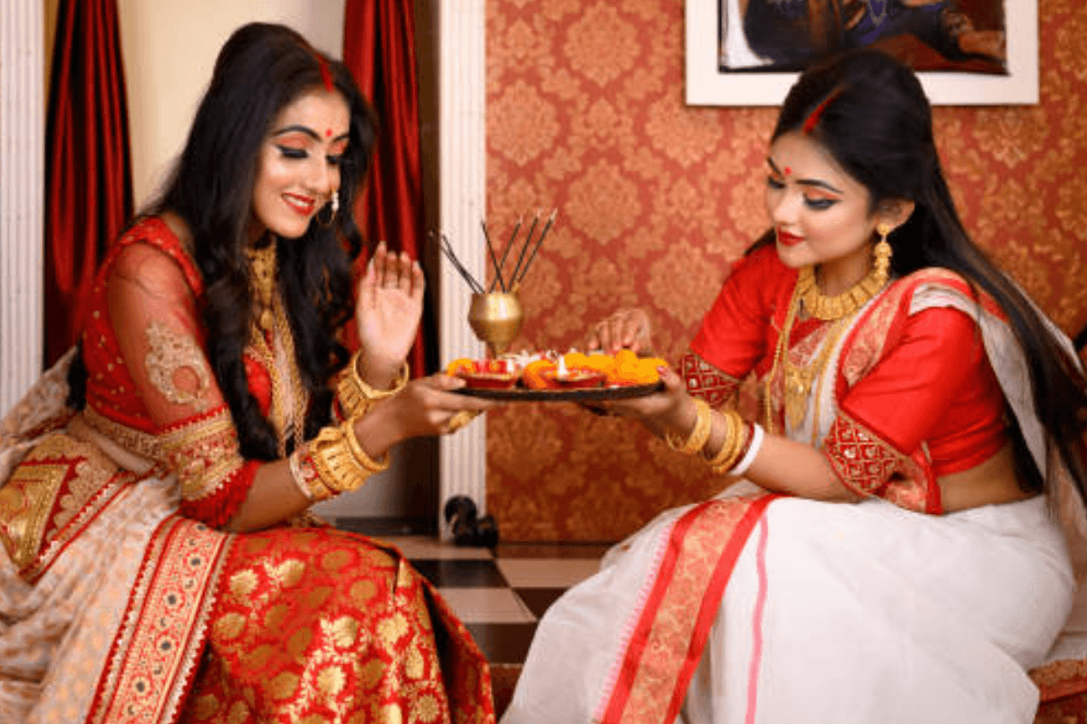 Navratri saree style: नवरात्री में साड़ी को स्टाइल करें मॉडर्न ट्विस्ट के साथ, पारंपरिक पहनावे को दें नया अंदाज़