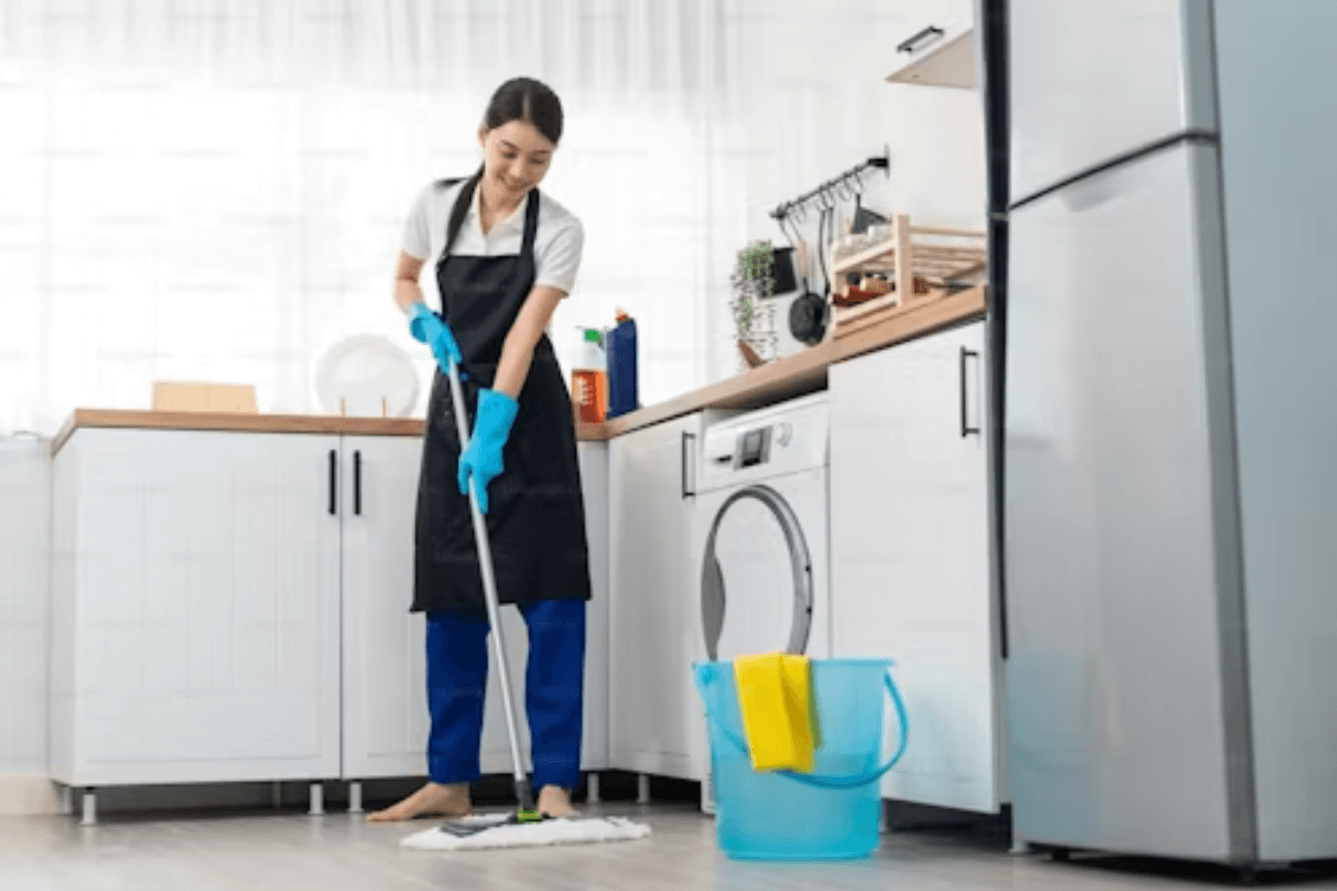 Home cleaning: वास्तु शास्त्र के अनुसार घर को पवित्र बनाने के लिए पोछे में डालें ये खास चीजें