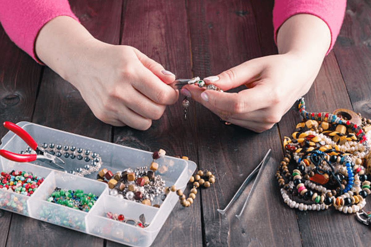 Bead bracelets: बीड ब्रेसलेट्स की नई ट्रेंडिंग स्टाइल, अपने लुक को दें मॉडर्न ट्विस्ट