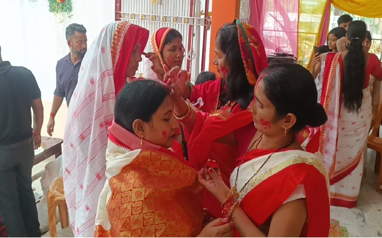 Vijayadashami: नवादा में नम आंखों से मां की हुई विदाई, विजयादशमी पर खेली गई सिंदूर की होली