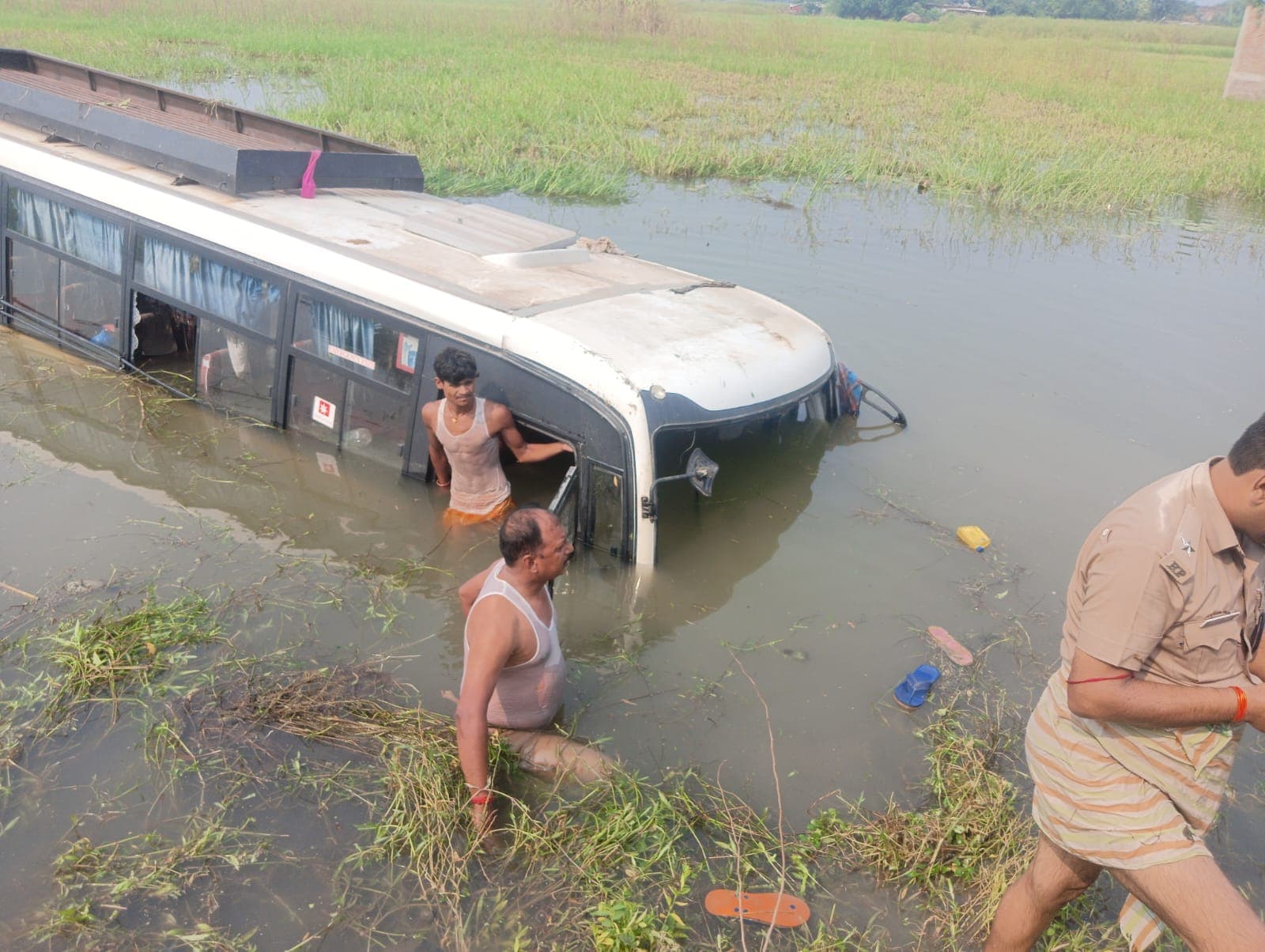 Road Accident: बिहार में सड़क हादसा, पानी में डूबी बस, पुलिसवालों ने बचायी यात्रियों की जान