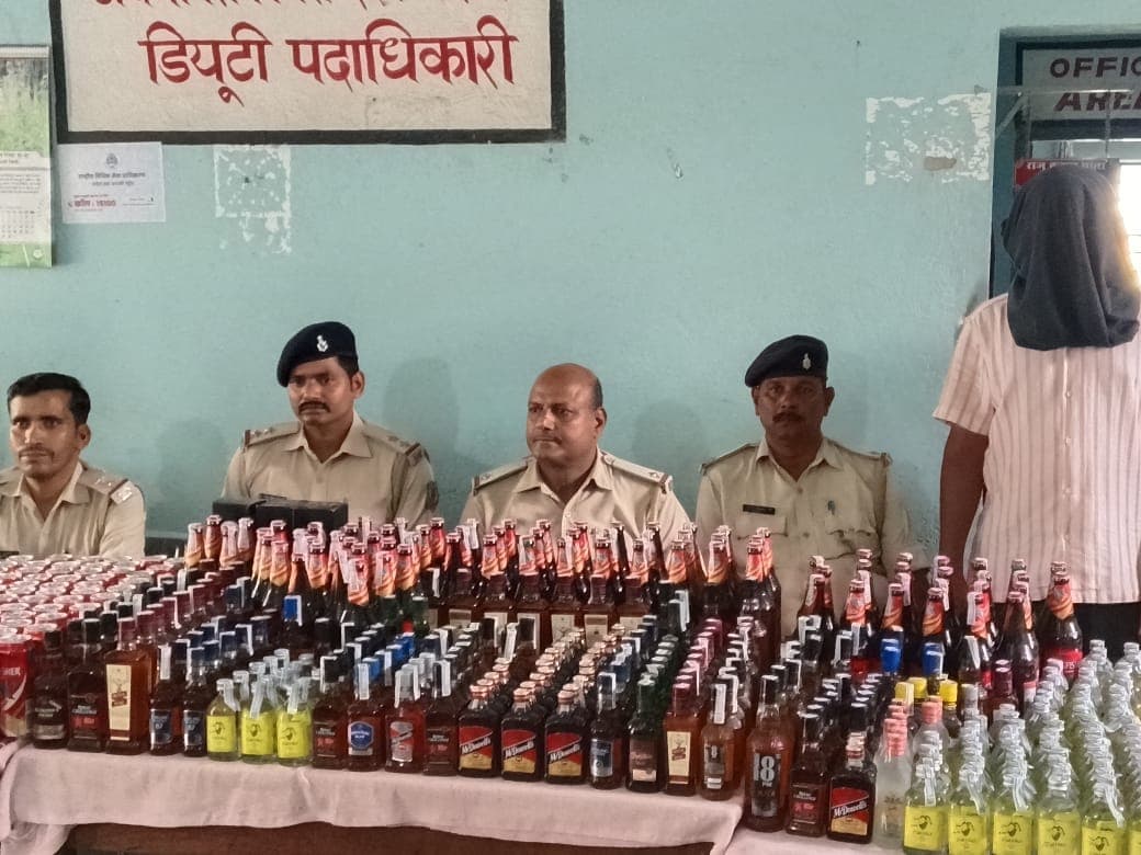 Palamu News: किराना दुकान में बिकती थी देसी-विदेशी शराब, छापेमारी में एक लाख रुपये से ज्यादा की बोतलें जब्त