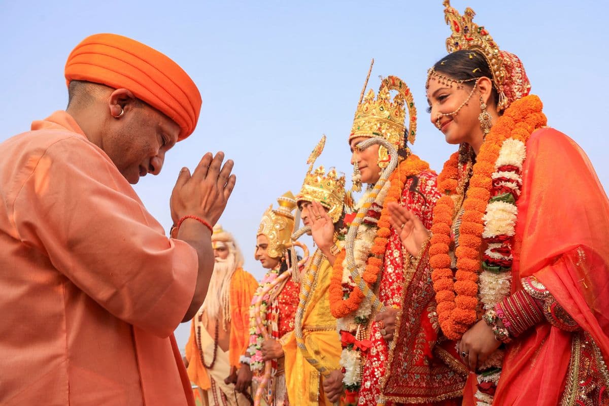 Diwali 2024: अयोध्या में भव्य दीपोत्सव, सीएम योगी ने मंदिर परिसर में जलाए दीये, कह दी बड़ी बात