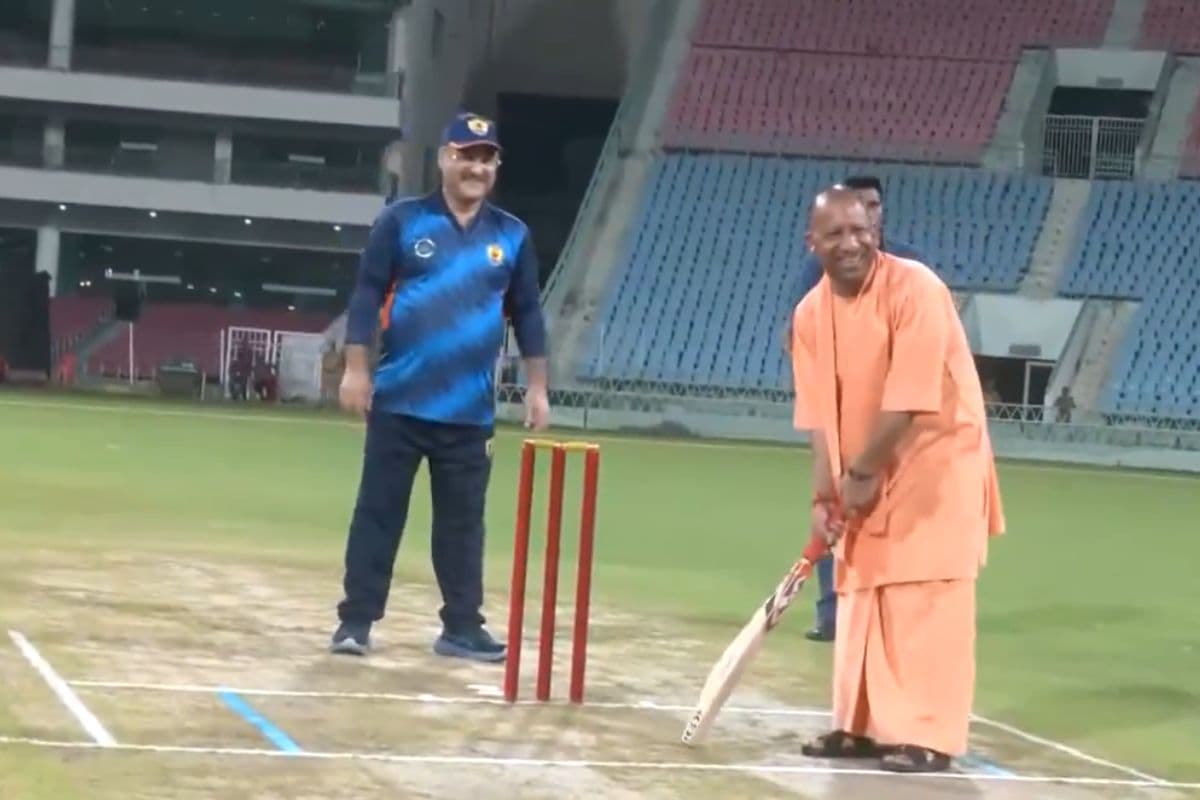 Yogi Adityanath केवल राजनीति में ही नहीं क्रिकेट के मैदान में भी लगाते हैं चौके-छक्के, देखें वीडियो