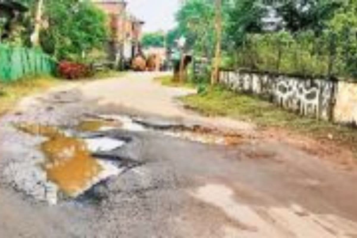 Jharkhand Election: रांची के इस इलाके में आज तक नहीं पहुंची सरकारी सुविधाएं, जर्जर सड़क से आते-जाते हैं लोग