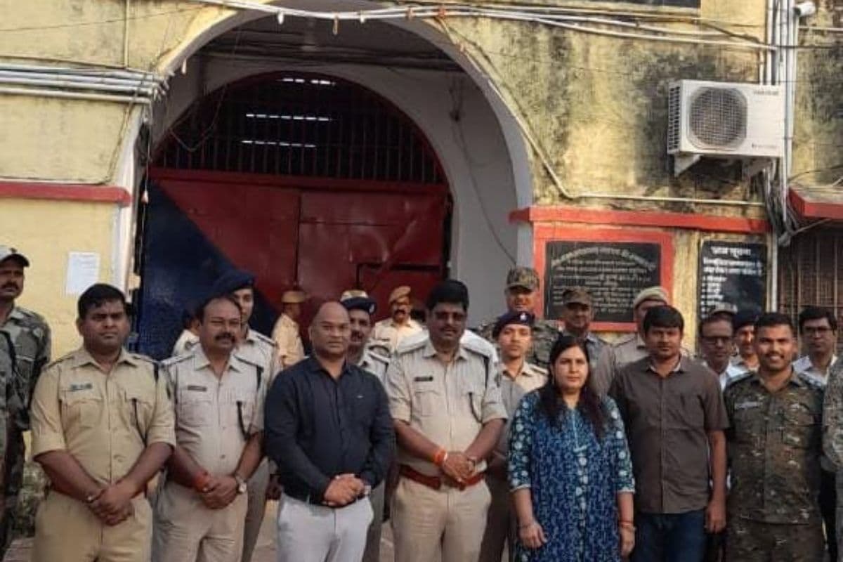 Jharkhand Chunav 2024: हजारीबाग जेपी केंद्रीय कारा में पड़ा छापा, क्या-क्या आपत्तिजनक सामान हुआ बरामद ?