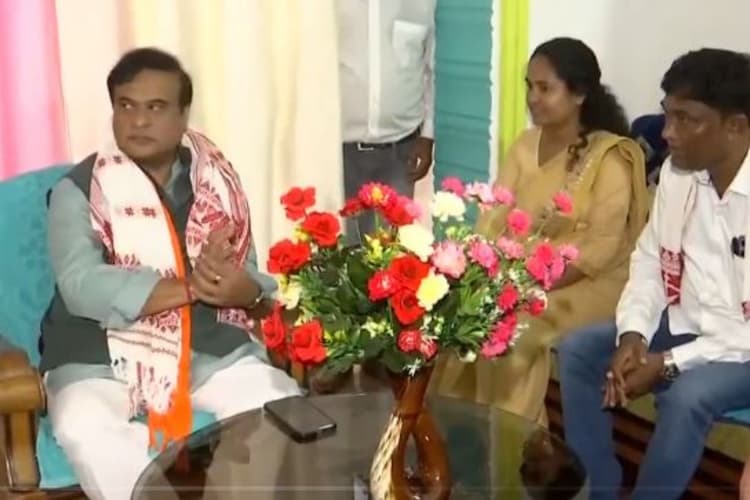 Jharkhand Election: चाईबासा में नाराज कार्यकर्ताओं से मिले हिमंता विश्वा सरमा, इस वजह से लोगों ने जतायी थी आपत्ति