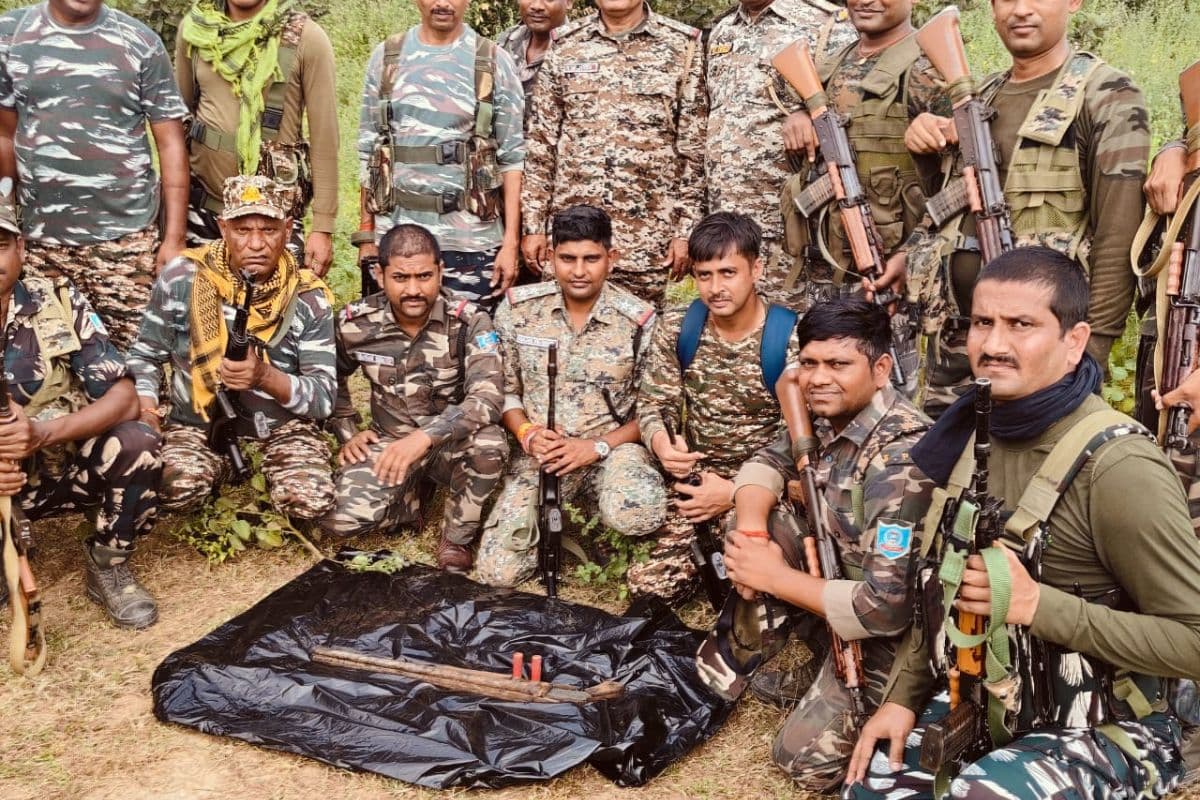 Jharkhand Naxal News: नक्सलियों के मंसूबे नाकाम, पलामू में पुलिस ने भारी मात्रा में हथियार बरामद किया