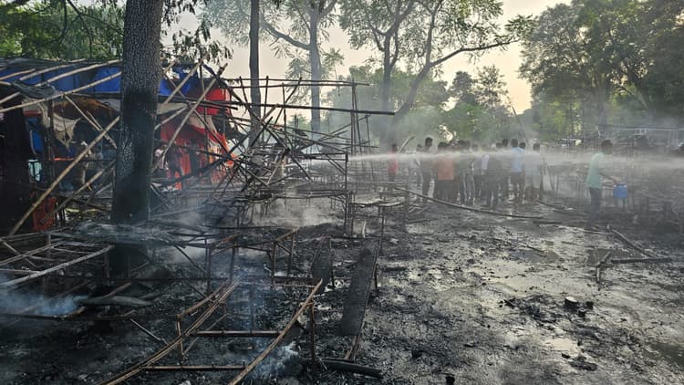 Bokaro News: चास के पटाखा दुकानों में लगी भीषण आग, 55 दुकान जलकर खाक, जमकर हुई लूटपाट