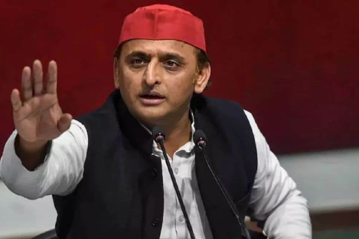 "अखिलेश यादव का हमला: 22 जिलों में बाढ़ से हाहाकार, सरकार मठ में विश्राम पर – उरई में पहली मंजिल तक पानी"