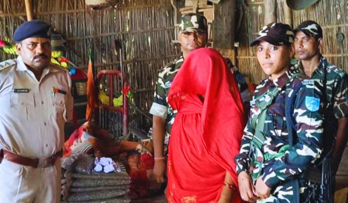 Bihar News: लोजपा के युवा नेता के घर से गांजा का खेप बरामद, तस्कर की मां और भाई गिरफ्तार