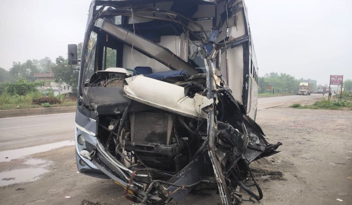 Bihar News: रांची से इलाहाबाद जा रही बस औरंगाबाद में ट्रक में मारी टक्कर, एक की मौत, नौ यात्री घायल