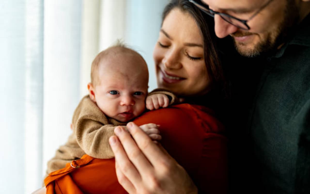 Baby Names: नन्हे से राजकुमार और प्यारी सी राजकुमारी के लिए इस लिस्ट से चुनें एक खूबसूरत नाम