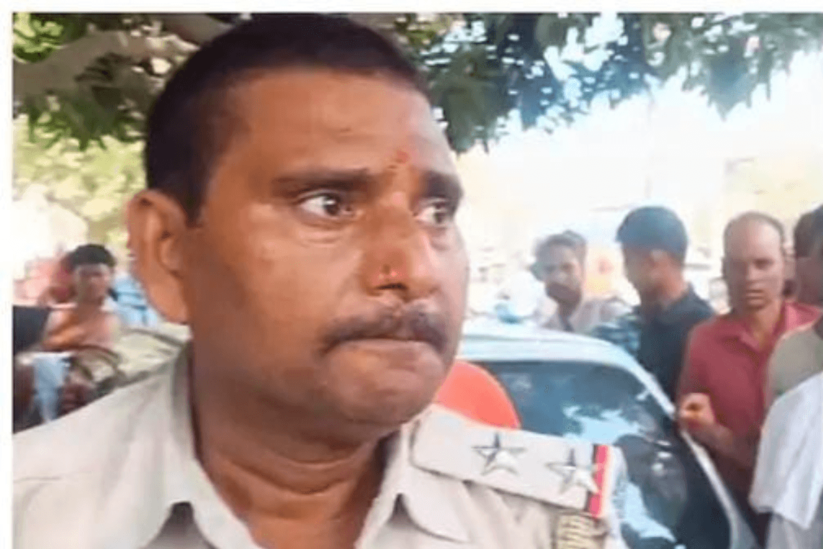 Bettiah News: बैच नोचा, वर्दी फाड़ी… मारपीट मामले में जांच करने पहुंची पुलिस टीम पर हमला