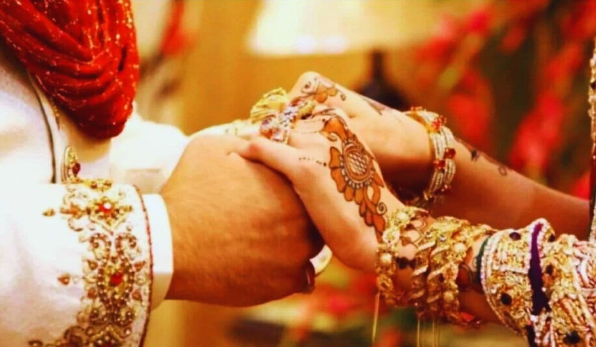 Bihar News: सोशल मीडिया के जरिए हुआ प्यार, 21 साल के युवक से दो बच्चे की मां ने रचाई शादी