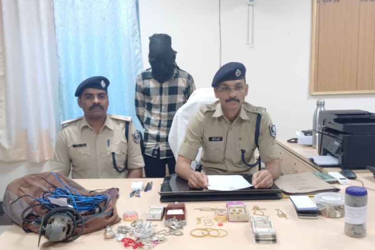 Bihar News: iPhone के लिए बेटे ने अपने ही घर में करवा दी लूट, दोस्तों के साथ मिलकर रची साजिश