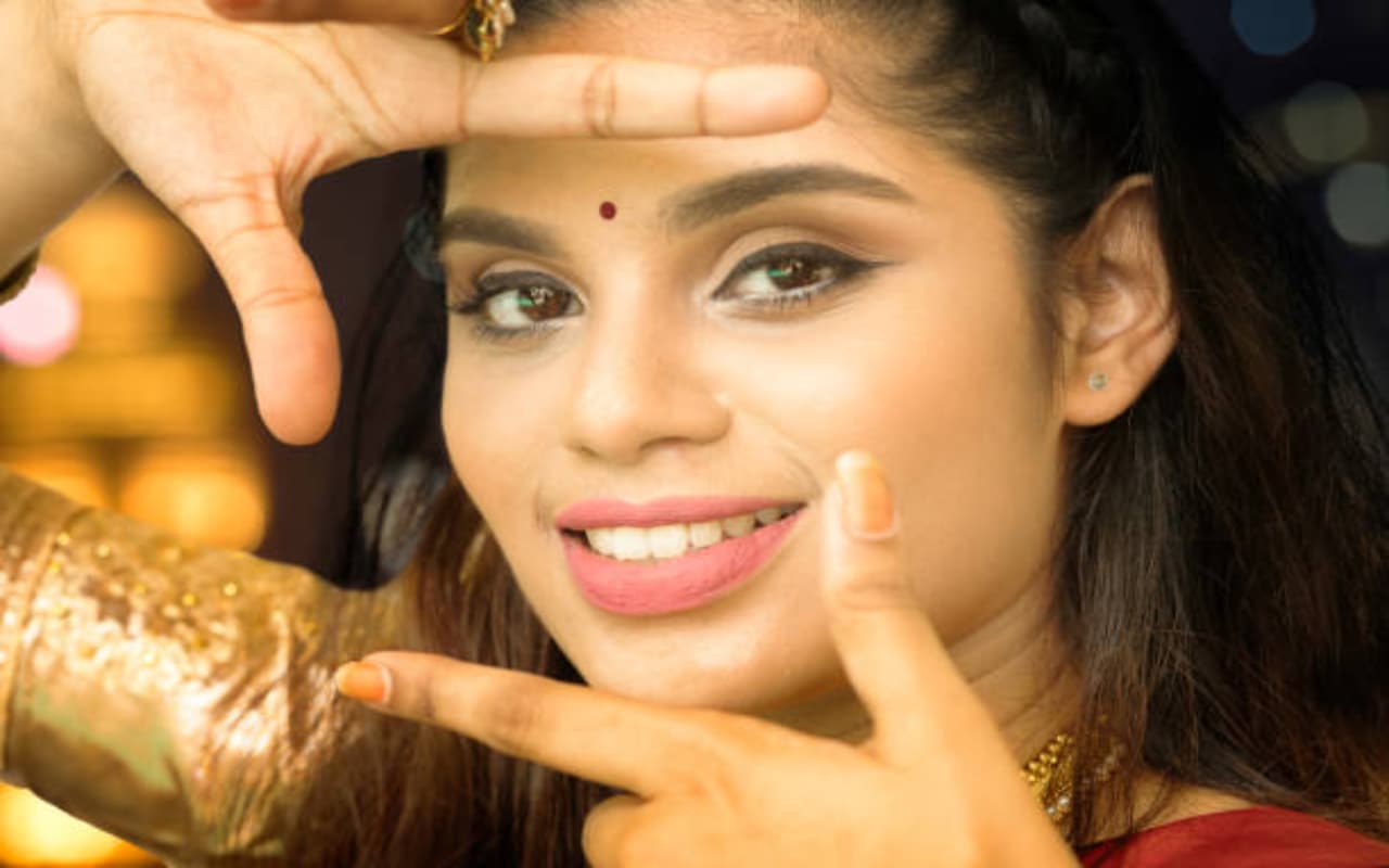 Beauty Tips: आपके चेहरे पर किस जगह अच्छी लगेगी बिंदी? जानें