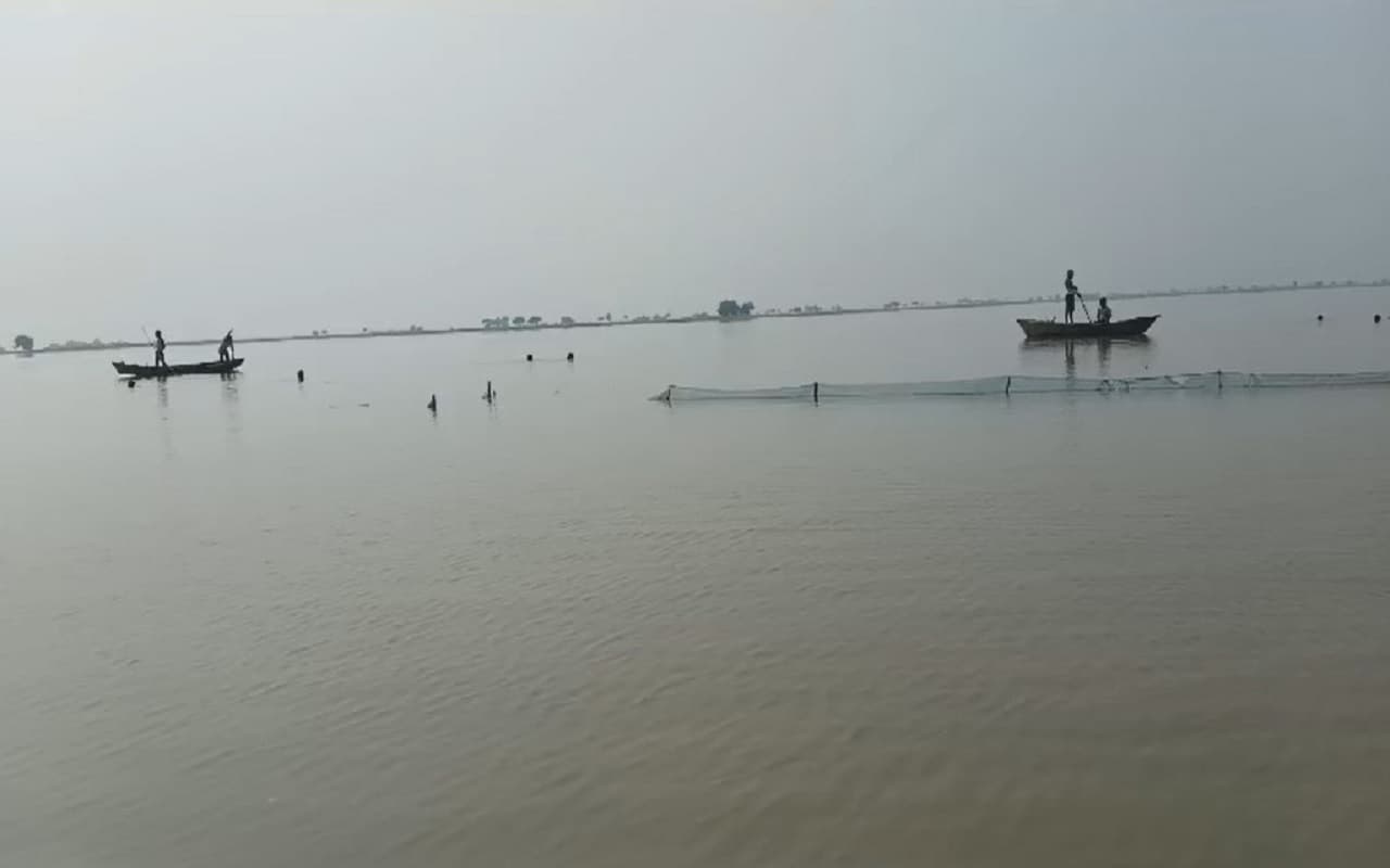 Bihar News: बगहा में घने कोहरे के कारण गंडक नदी में बड़ी नाव से टकरा छोटी नाव डूबी, ऐसे बचे लोग