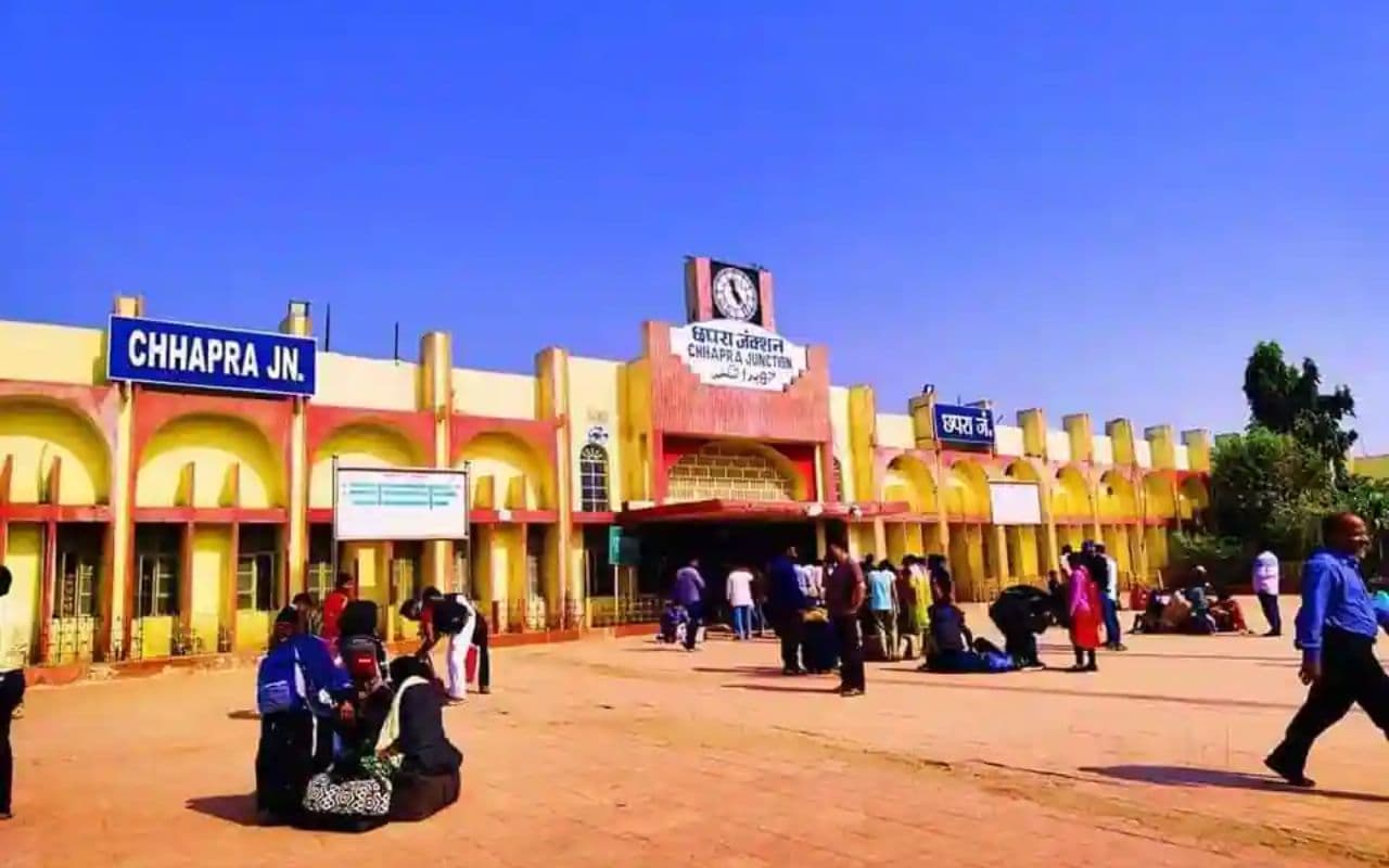 Chhapra Junction परिसर में लगा एटीएम, यात्रियों को होगी सुविधा