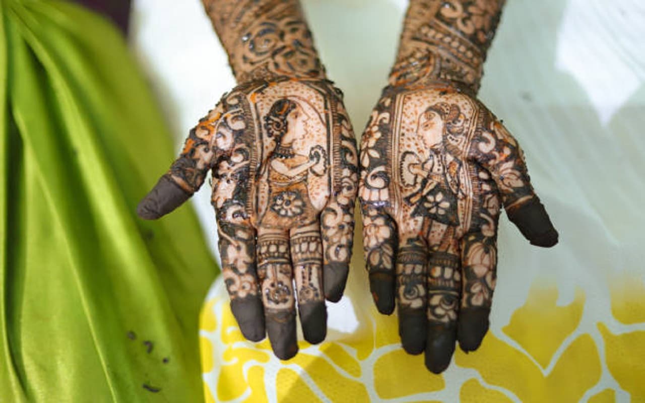 Karwa Chauth Mehndi Design: करवा चौथ पर खूब होगी तारीफ, देखें क्या है मेहंदी का नया ट्रेंड Karwa Chauth Mehndi Design: करवा चौथ पर खूब होगी तारीफ, देखें क्या है मेहंदी का नया ट्रेंड