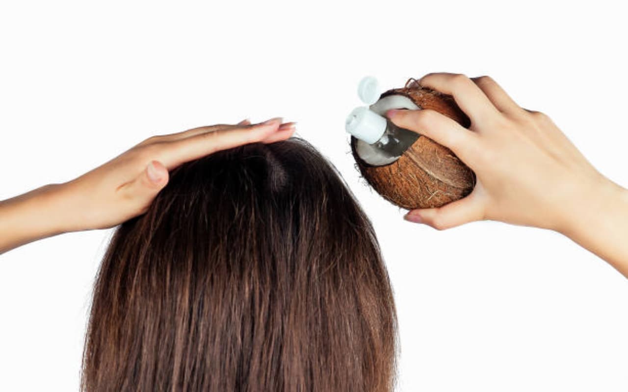 Hair Care Tips: क्या आप जानते हैं बालों में नारियल तेल लगाने का सही तरीका? यहां जानें