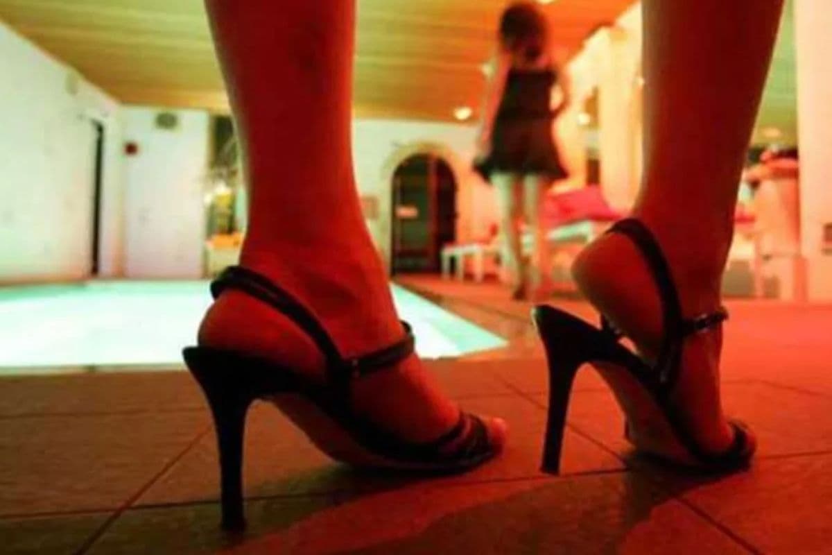 Bihar News: मोतिहारी में देह व्यापार का धंधा चला रहा था रिटायर्ड दारोगा, दो महिलाओं के साथ हुए गिरफ्तार