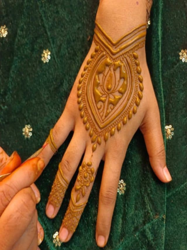 करवा चौथ के लिए save करें ये मेहंदी डिजाइन