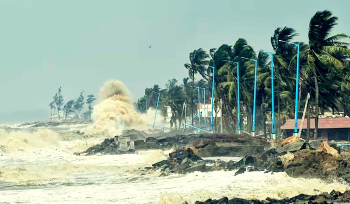 Bihar Weather: Cyclone Dana मचाएगा तबाही, बिहार के इन जिलों में आंधी-तूफान के साथ बारिश का अलर्ट