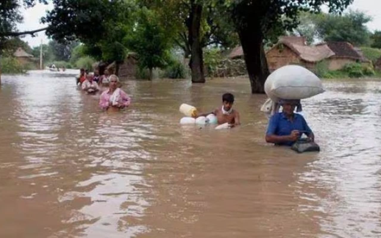 Bihar News: बाढ़ से क्षतिग्रस्त मकानों की जगह सरकार देगी नया मकान, सांसद ने कटाव स्थल का लिया जायजा