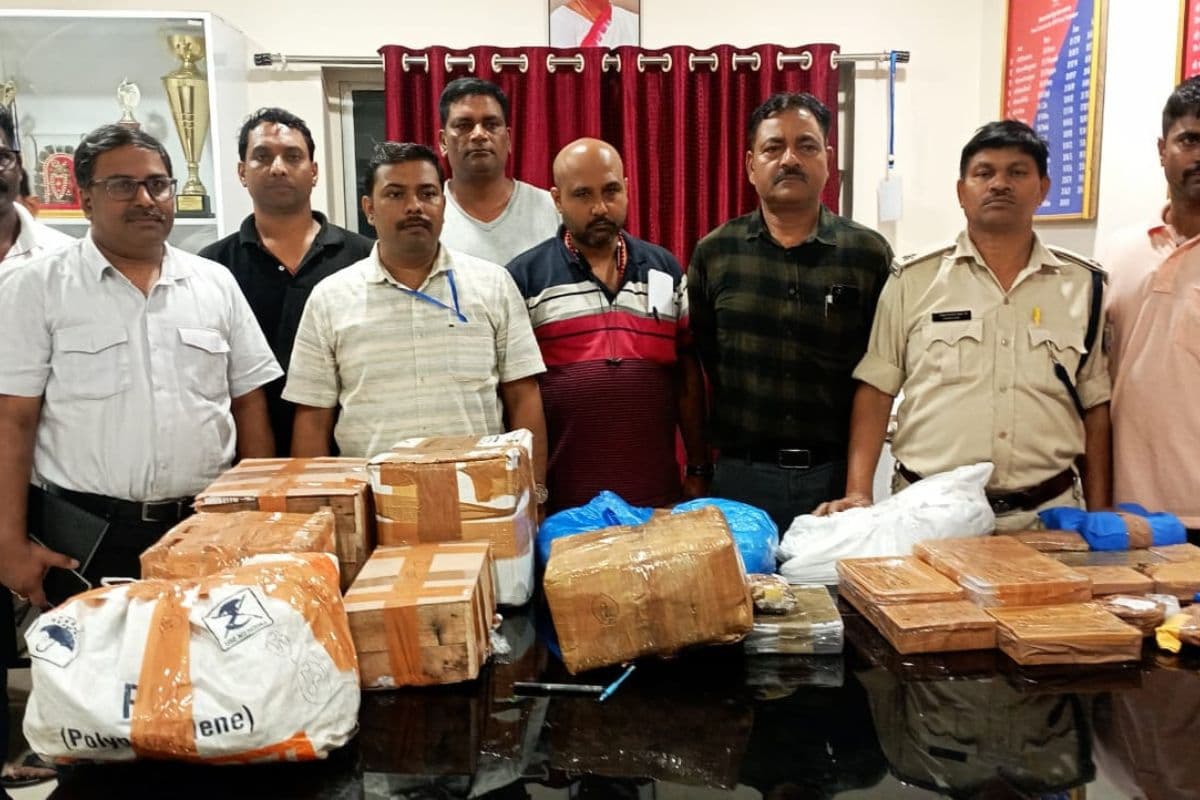 Jharkhand News: टाटानगर रेलवे स्टेशन पर बैग से मिले 1.57 करोड़ के आभूषण, हीरा-सोना देख दंग रह गए अधिकारी