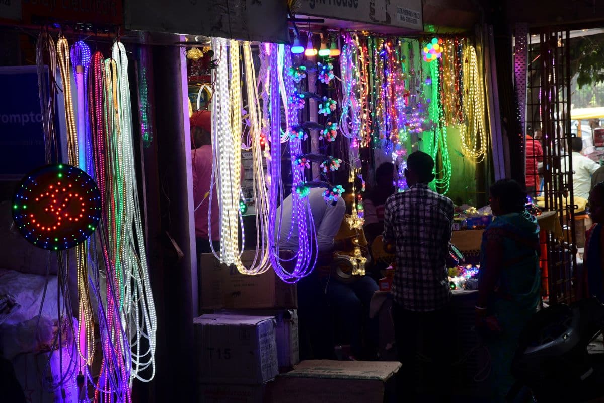 Diwali 2024: दीपावली के लिए खरीदना है सजावट का सामान, पटना के इस बाजार में 1000 रुपए में हो जाएगा काम