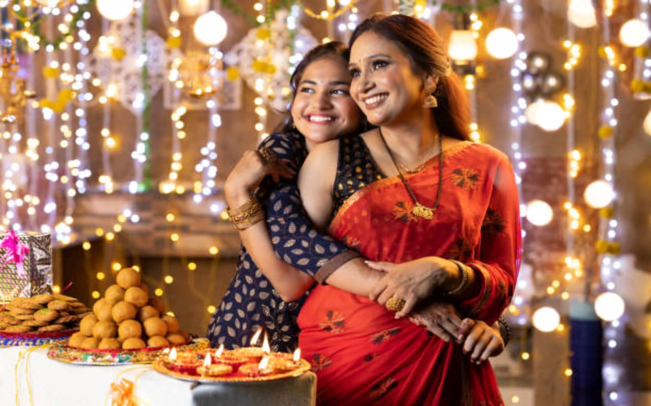 Diwali 2024: दिवाली के प्रदूषण से अपने बच्चों और पेरेंट्स को इस तरह रखें सुरक्षित, जानें आसान तरीका