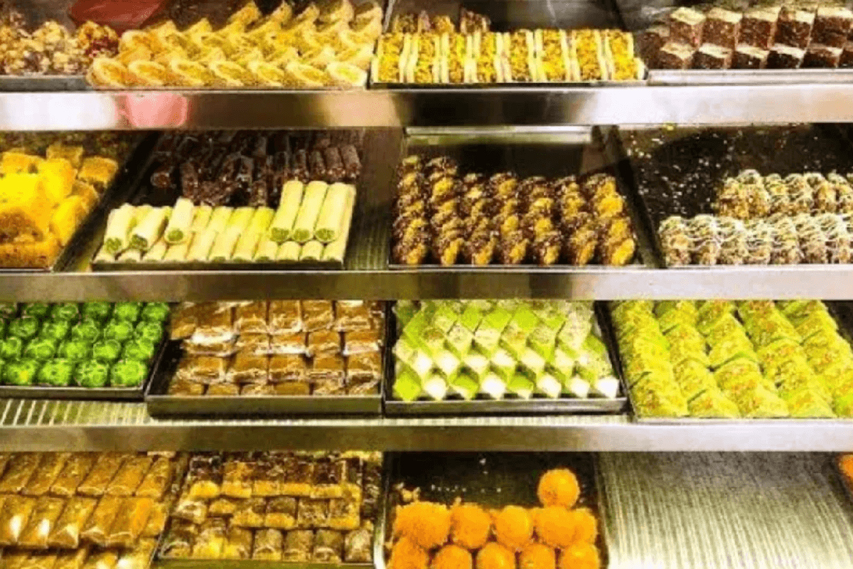 Muzaffarpur Diwali 2024: पनीर-मिठाई के लिए 7 लाख लीटर दूध की डिमांड, 400 टन लड्डू का होगा कारोबार