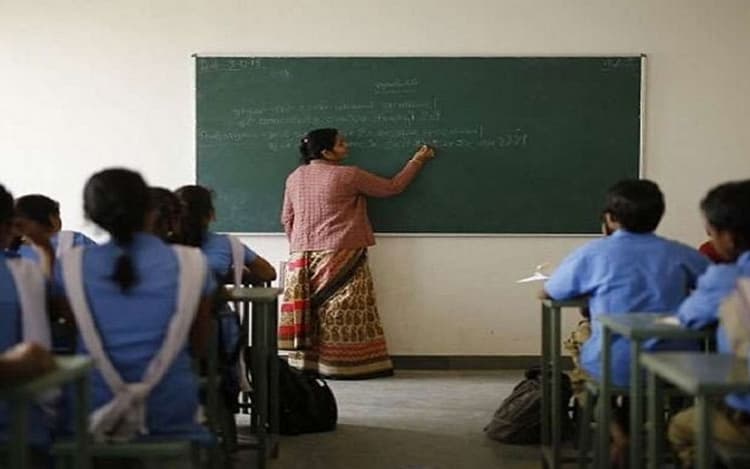 Gaya: शिक्षकों को हाजिरी बनाने में आ रही तकनीकी समस्या, वेतन कटने की सता रही चिंता