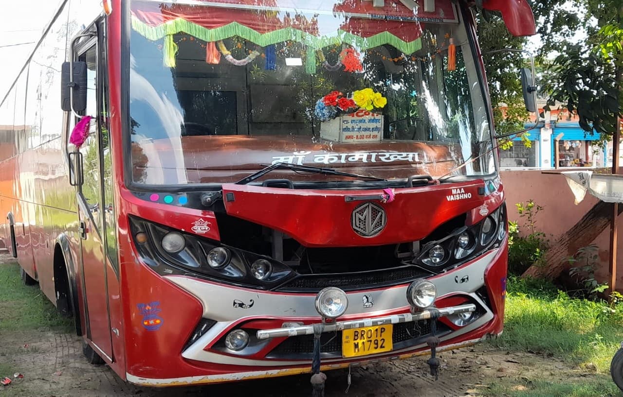 Bihar: मुजफ्फरपुर में बस ड्राइवर की हार्ट अटैक से मौत, पहले यात्रियों को बचाया फिर स्टीयरिंग पर तोड़ दिया दम