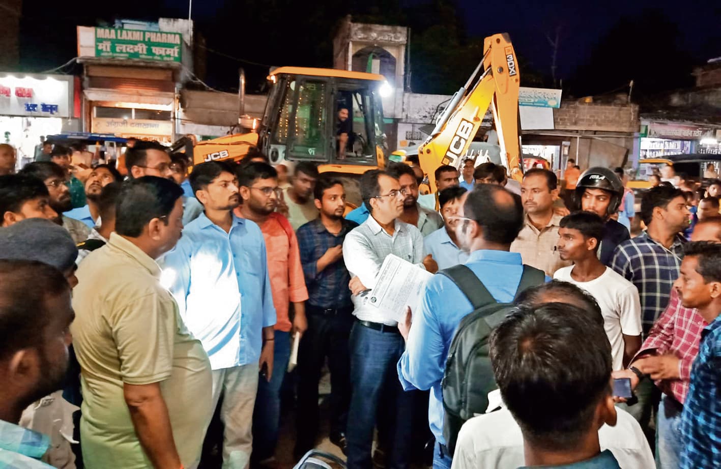 स्टेशन रोड में अतिक्रमणकारियों पर चला बुलडोजर