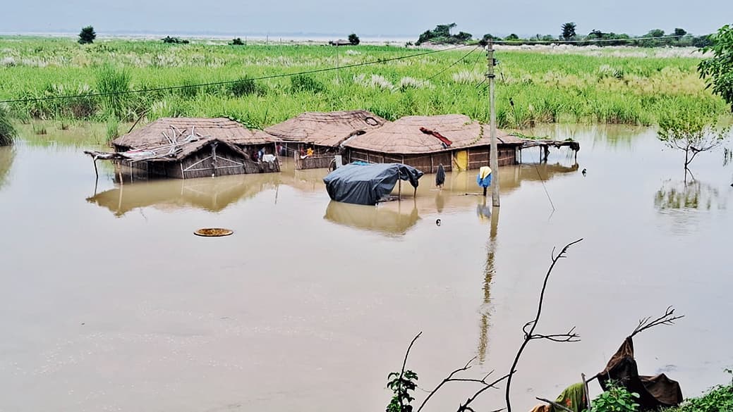 Gopalganj News  : ध्वस्त गाइड बांध की मरम्मत नहीं होने से रामपुर टेंगराही में बाढ़ ने मचायी तबाही