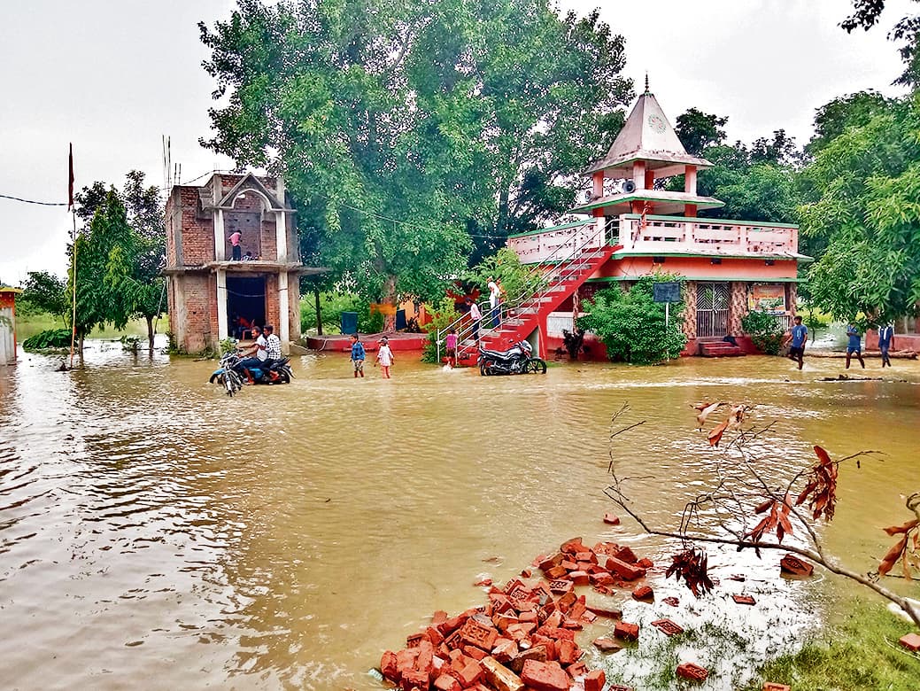 saran news. सारण तटबंध के निचले इलाकों के घरों के पास पहुंचा पानी