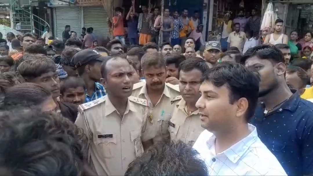 सड़क पर खड़े वाहन में घुसी बाइक, एक की मौत, तीन घायल