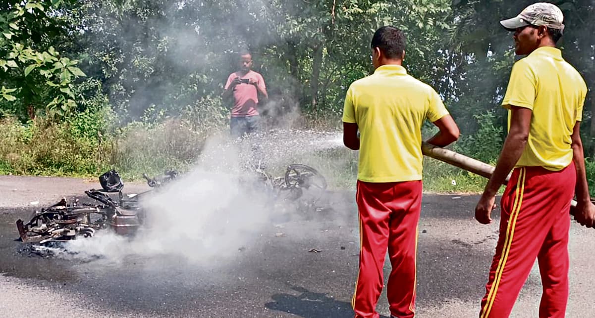 Rourkela News: दो बाइक में टक्कर से लगी आग, झुलसने से एक की मौत, दो घायल