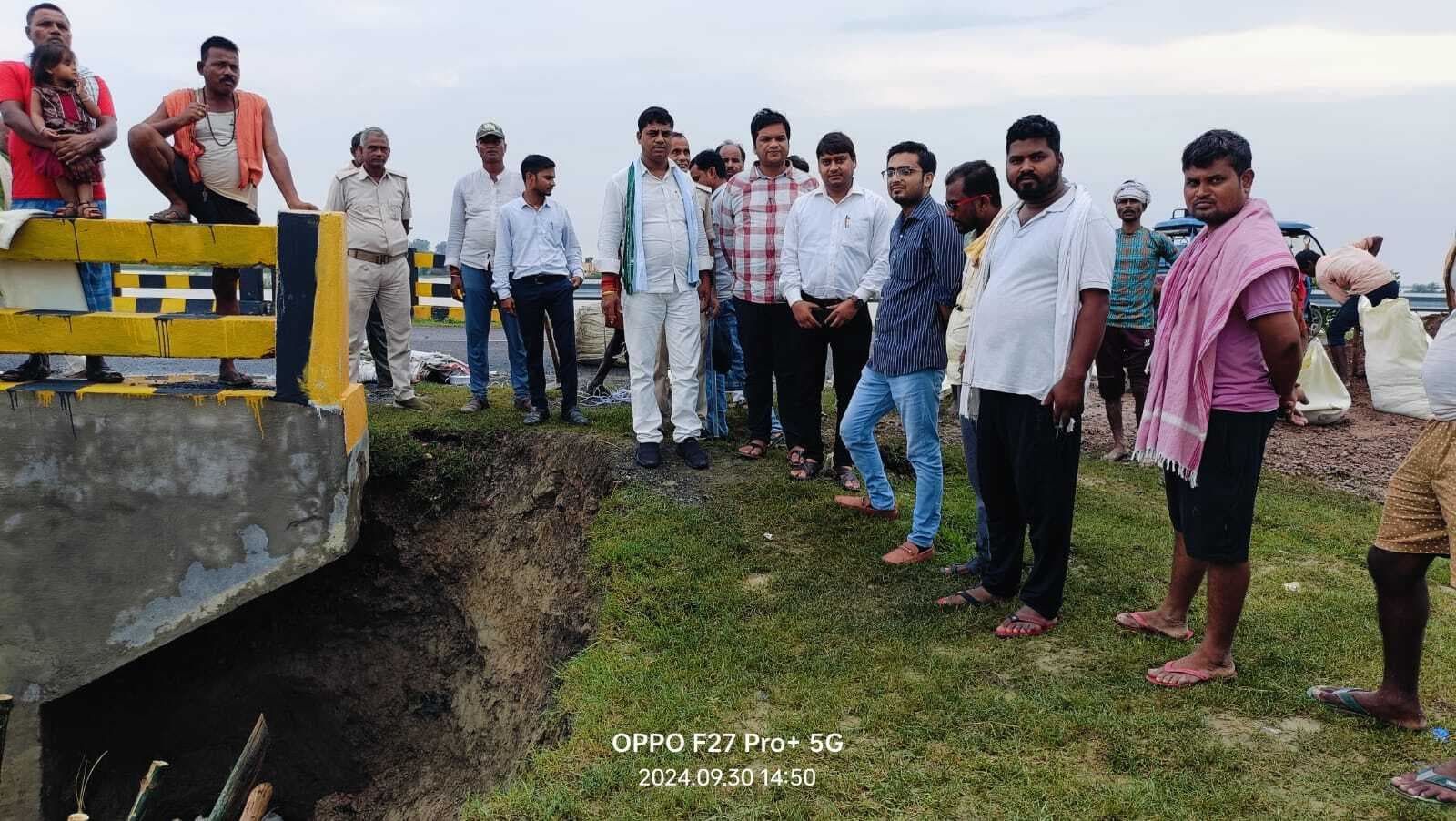 Darbhanga News: भूभोल में बाढ़ के बीच फंसे कई परिवार, बचाव टीम की आस में घर व मस्जिदों की छतों पर कर रहे इंतजार